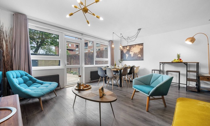 Shadwell Apartment | Chic, Spacious Apartment with Garden in the Heart of London