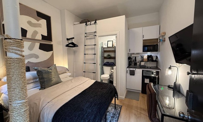 Midtown West Apartment | Chic Stay – Walk to Central Park