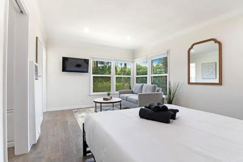 The Flats Apartment | Chic Studio Near Laugh Factory