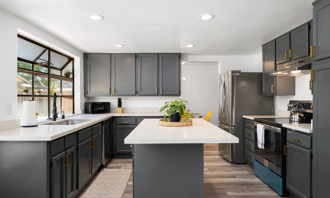 South Natomas House | Chic Stylish 5Bed/3Bath Retreat near Downtown