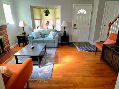 Towson House | Chic Towson Townhome Near Baltimore