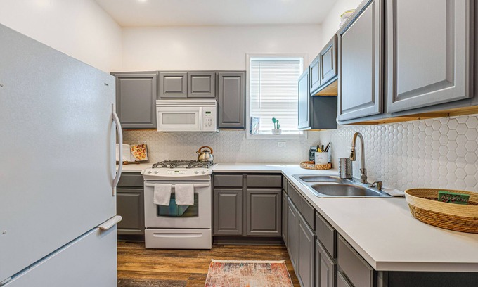 Greater Grand Crossing Apartment | Chicago Apt: 4 Mi to Lake Michigan