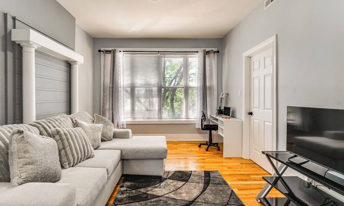 Tri-Taylor Apartment | Chicago Apt: Near Stadiums & Dtwn