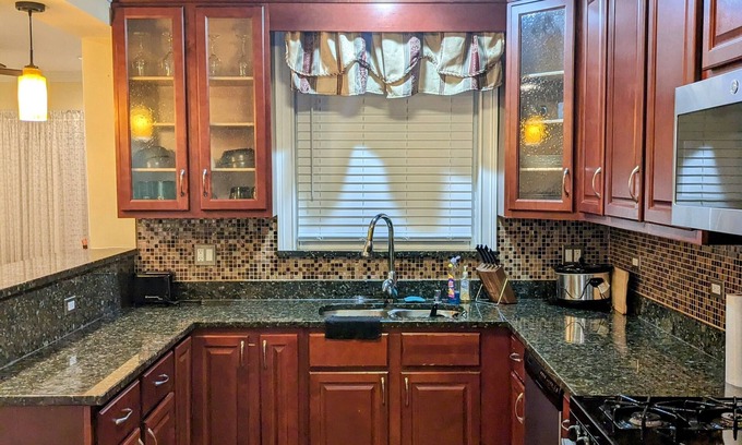 Belmont Cragin House | Chicago Home- 4 bd 3 ba- 1 spot in the garage. 30 mins to downtown.