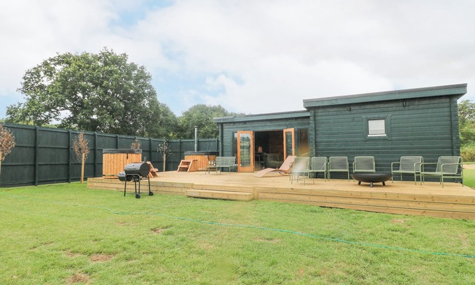 South Luffenham Cottage | CHICKEN RUN, pet friendly, with hot tub in Stamford