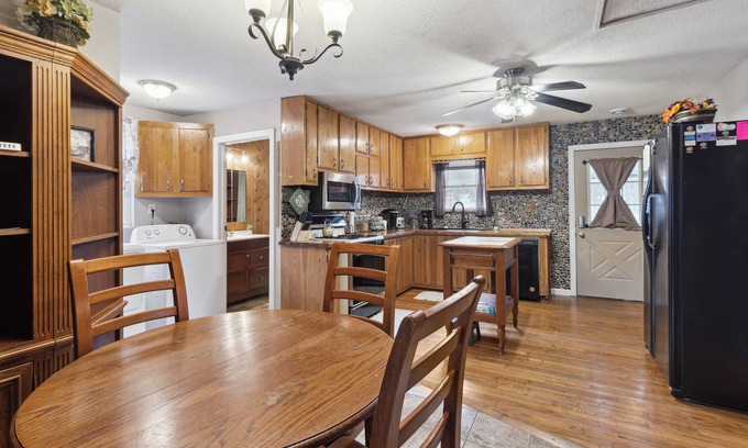 St. Helen House | Child/Infant/Pet friendly, Close to the Beach/Trails, Multiple Trailer Parking!