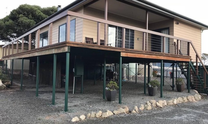 Warrenben House | Chill n sea - Beautiful elevated holiday home
