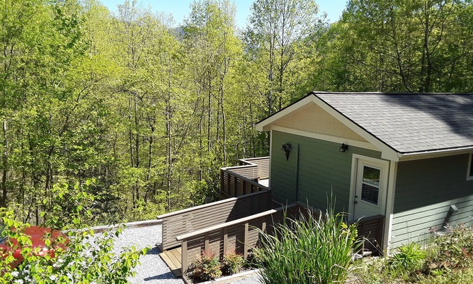 Hendersonville House | Chimney Rock area , private & a treetop view,1 bedroom house with washer/dryer