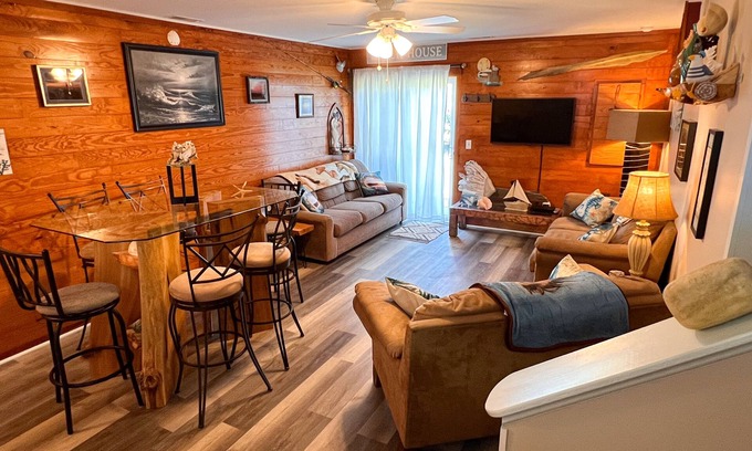 Deep Hole House | Chincoteague Island Home- "Blue Tide Townhome" Kayaks Included!