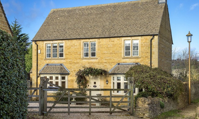 Chipping Campden House | Chipping Campden Modern House, Garden, upstairs/downstairs bedrooms/bathrooms.