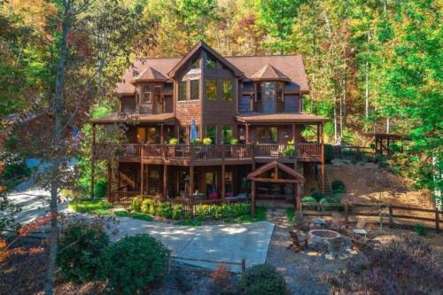 Blue Ridge House | Christmas Lodge-Secluded near Downtown Blue Ridge