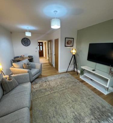 Earls Barton House | Church Court 2 Bed 55 Inch SKY TV Northampton Parking Contractor Accommodation