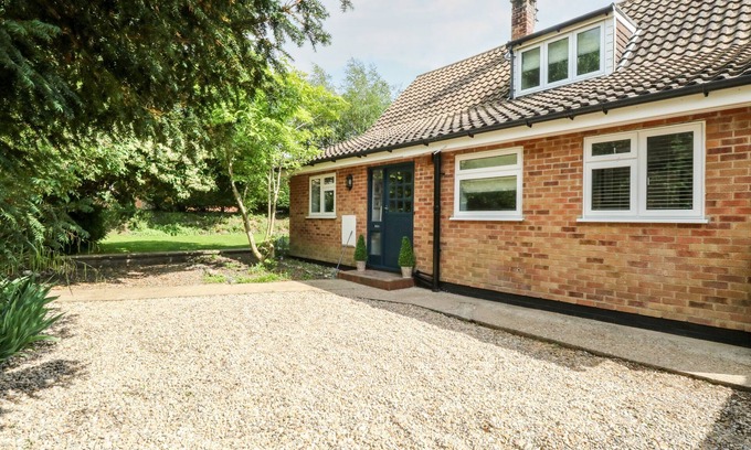 Weybourne House | CHURCH FARM BUNGALOW, family friendly, with a garden in Weybourne