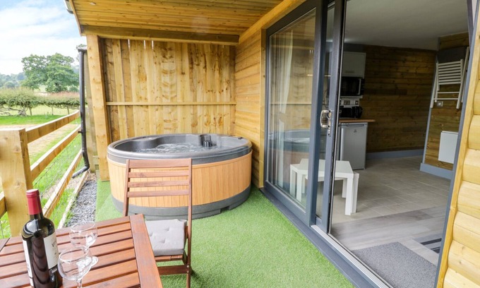 Llandrillo Cottage | CILAN LODGE, family friendly, with hot tub in Llandrillo