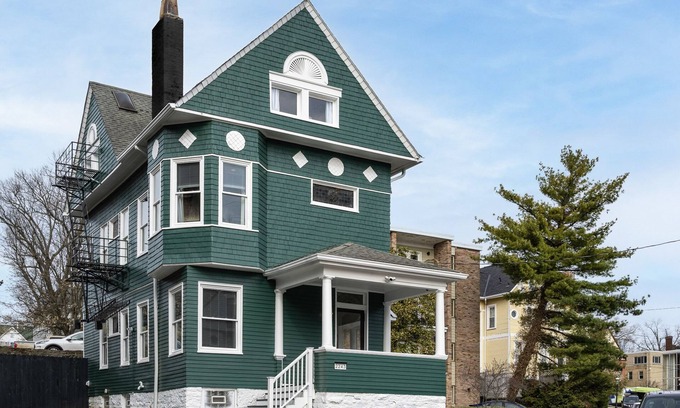 Walnut Hills House | Cincy Historic Gem: Sleeps 20 (5Min to Downtown & 40 Min to Ark)