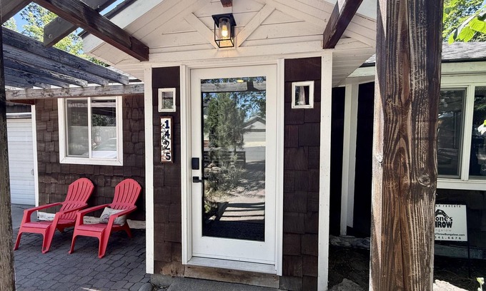 River West Cottage | Cinder Cone - Salt Hot Tub, Gas Fireplace, 100+ Mbps Wifi, Bikes, Very Walkable!