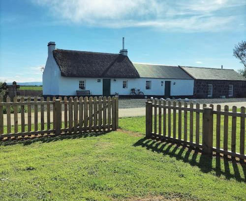 Limavady House | Cissy's Cottage - traditional thatched cottage, near to beach