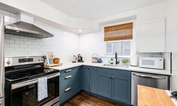 Bexley Apartment | City Boho ✦ New Kitchen ✦ King Bed ✦ WFH