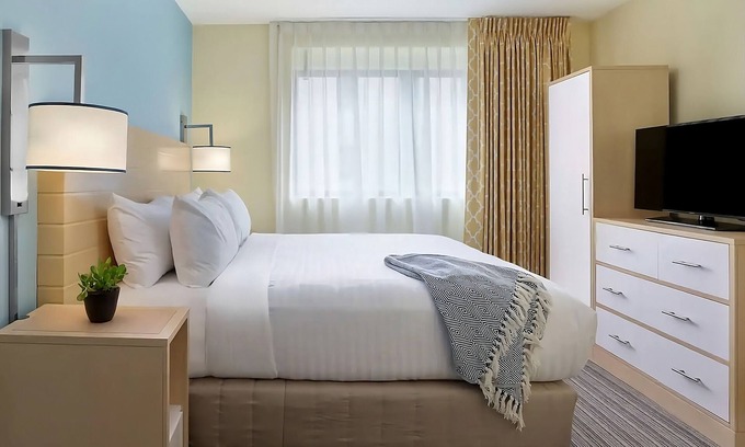 Central Business District Apartment | City Break! Spacious Rooms w/Perfect Central Locale near Canal Street