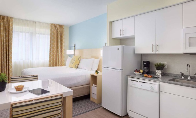 Central Business District Apartment | City Break! Spacious Rooms w/Perfect Central Locale near Canal Street