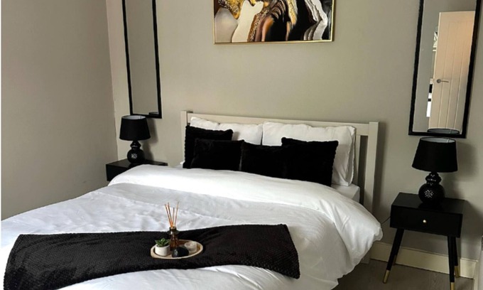 Acocks Green Apartment | City Chic Retreat in Birmingham
