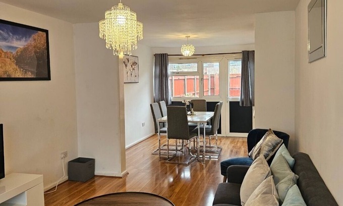Birmingham House | City Classic- Remarkable 3-Bed House in Birmingham
