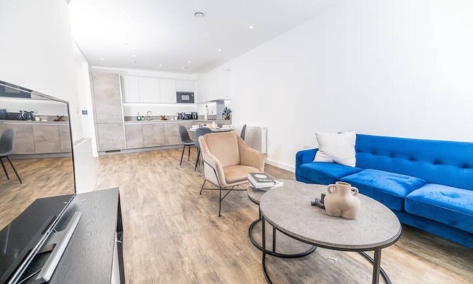 Wall End Apartment | City Escape - Unwind in Style