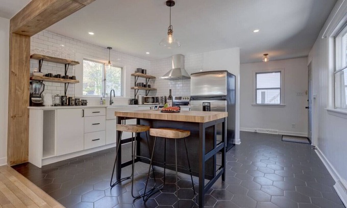 Dartmouth House | City Escape w deck, BBQ & beautiful back yard