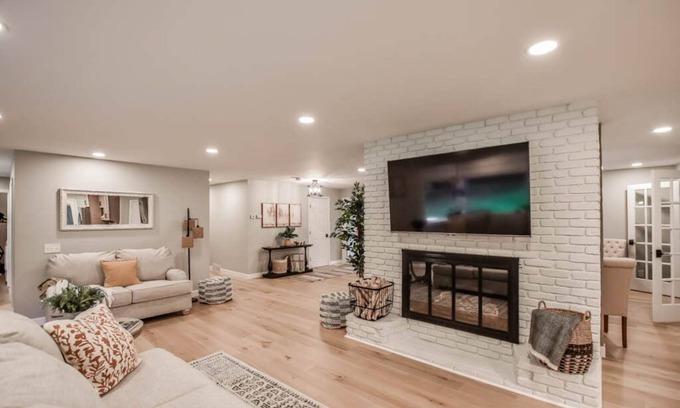 North Canton House | City estate offering privacy & seclusion near many attractions