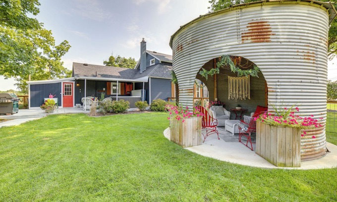 Hudsonville House | 'City Girl Farmhouse' in Hudsonville w/Hot Tub