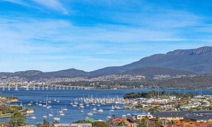 Lindisfarne House | City Lights Getaway 6km to the city! Sleeps 10.