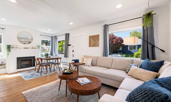 Roosevelt House | City Oasis: Office, Yard & BBQ