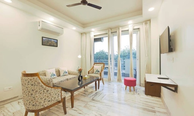 Gurugram Apartment | City Oasis w bathtub n balcony