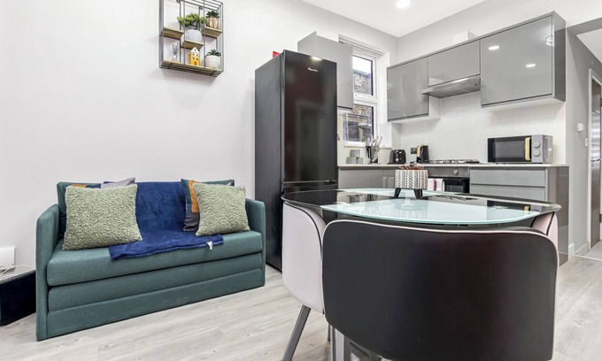 St. Ann's House | City Retreat: Stylish 2-Bed Flat in London