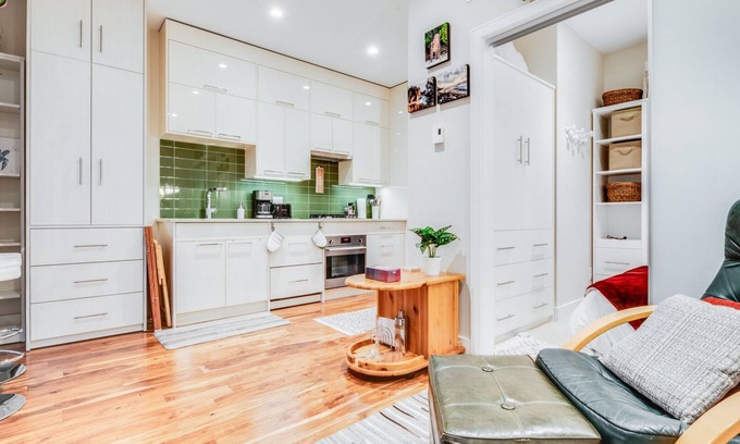 Downtown Victoria Condo | City Side Near Cook Street Village
