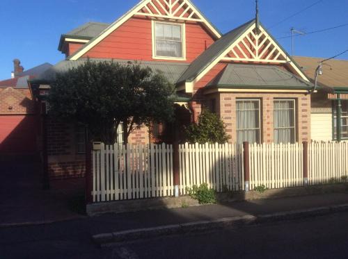 Launceston CBD House | City townhouse walking distance to city