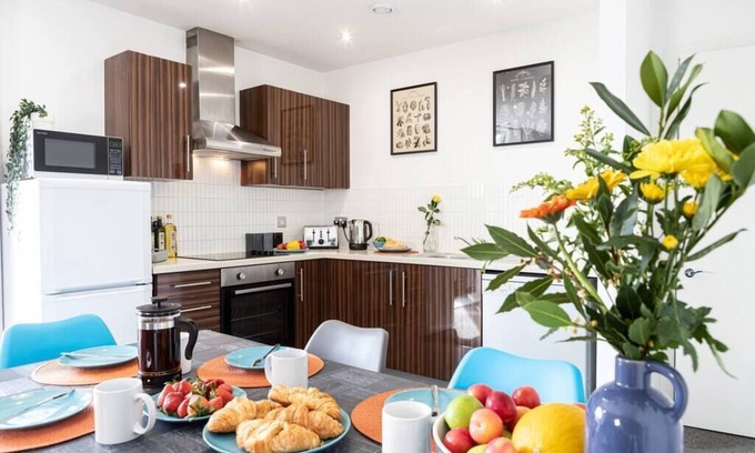 Lancaster Apartment | City View Apartment | FREE Parking | Balcony