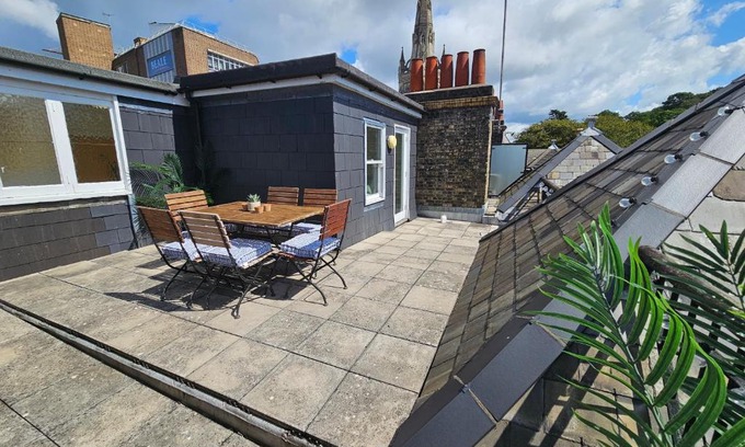 Bournemouth City Centre Apartment | Cityscape Haven: 1 Bedroom Apartment with Terrace and City view
