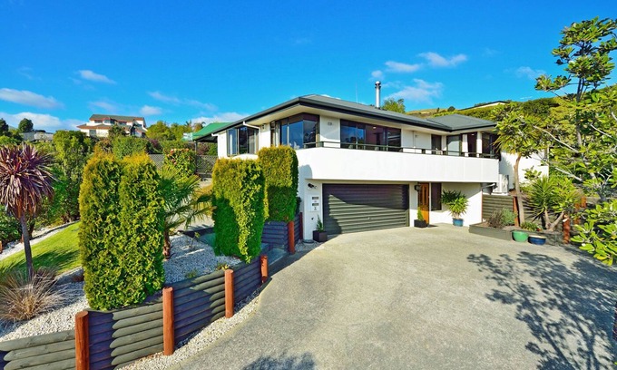 Stoke House | Clairmont Heights - Nelson Holiday Home