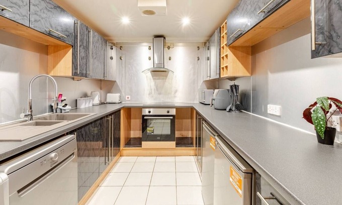 Milton Keynes Apartment | Clarence House - 4 Bedroom Apartment