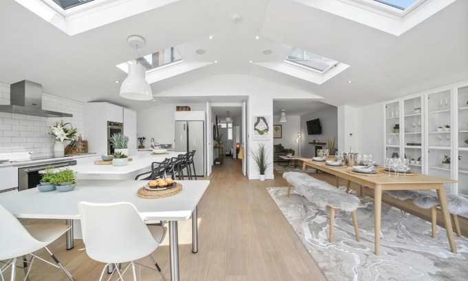 Windsor Villa | Clarence House-Windsor-Parking-5 bed