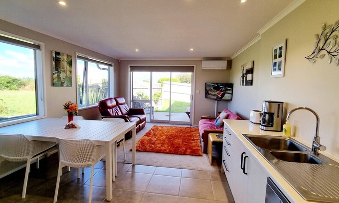 Clarks Beach Apartment | Clarks Beach Getaway. Modern 2-bed apartment, close to great golf course