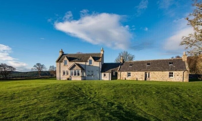 Grantown-on-Spey Cottage | CLASHINDEUGLE FARMHOUSE & ANNEX, pet friendly in Grantown-On-Spey