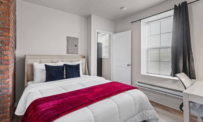 Detroit Apartment | Classic 2BR Detroit's Sugar Hill