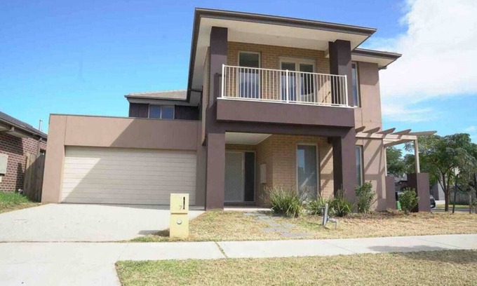 Williams Landing House | Classic 6BRM House in Williams Landing Diadem Melbourne