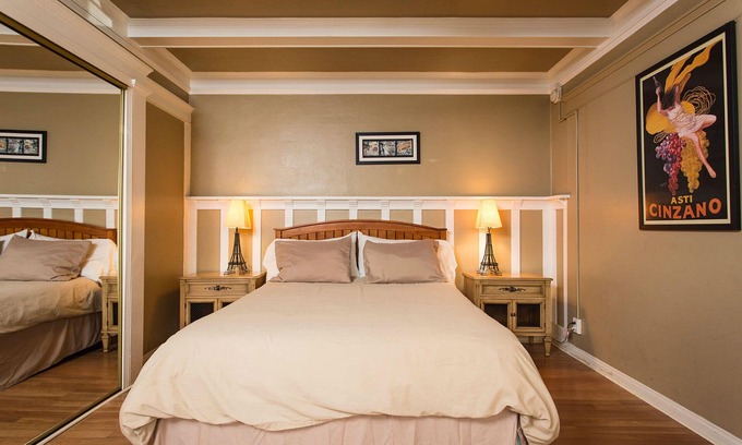 Hollywood Apartment | Classic & Central Hollywood Retreat with Porch and Garden