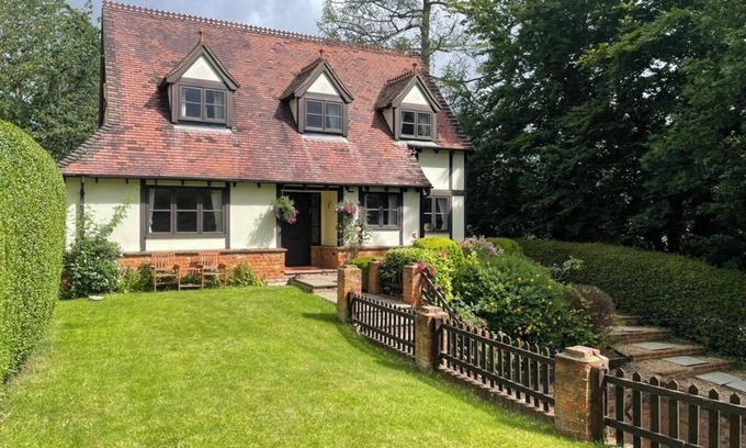 Wooburn Moor House | Classic Chilterns Cottage in lovely countrysiden