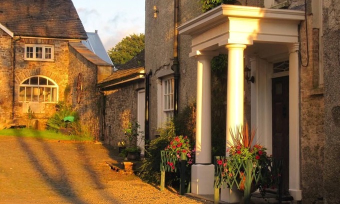 Llandybie Cottage | Classic Cottage Shared Bathroom with Garden View at Glynhir Mansion