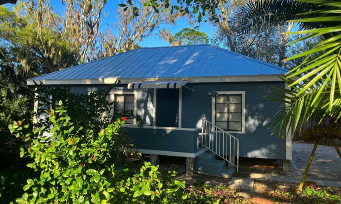 Bonita Springs Cottage | Classic dog-friendly cottage with kitchen, washer/dryer, & central AC