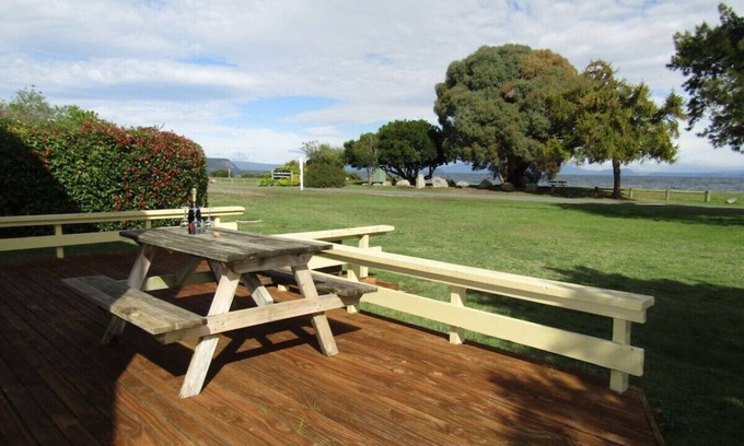 Waitahanui House | Classic Kiwi Bach by the Lake – Family Friendly in Five Mile Bay